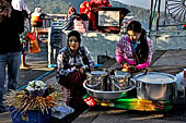 Myanmar - Kyaikhtiyo, food sellers 